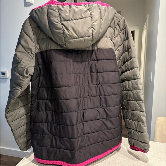 Columbia Women’s Lightweight Puffer Jacket in Gray and Pink - Picture 2 of 12